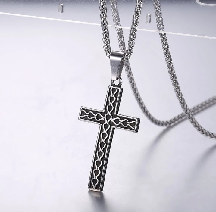 復古十字架項鍊鋼色款式特寫 | Vintage cross necklace steel color close-up