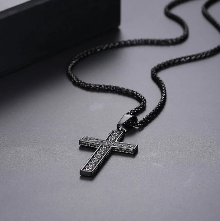 男士十字架項鍊側面展示－附鏈條細節 | Men's cross necklace side view with chain detail